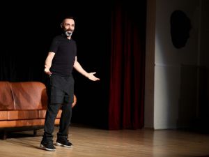 Umut Oğuz, “Mıknatıs”la Buca’yı kahkahaya boğdu