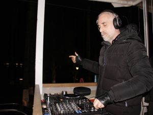 Ünlü DJ Suat Ateşdağlı DJ’lik yapan sosyal medya fenomenlerine ateş püskürdü