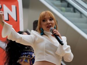 Ece Seçkin hayranlarıyla buluştu