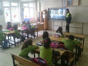 İlkokul öğrencilerine trafik eğitimi