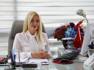 Sağlıklı uzayan saçlar için günde en az 10 bardak su için önerisi