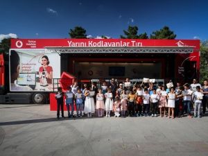 Yarını Kodlayanlar Eğitim Tırı 2018’de 3 bin 700 çocuğa ulaştı