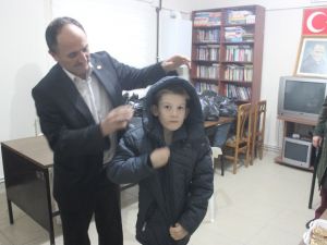 Muhtar’dan 120 öğrenciye mont ve eldiven