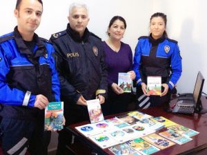 Polis eşlerinden kütüphaneye destek