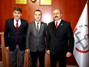 Bir değil 200 öğrenciyi giydirdi