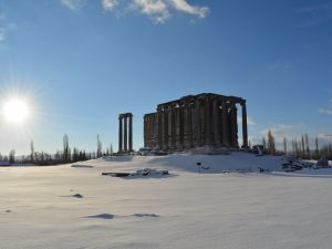 Aizonai Antik Kenti beyaz gelinlik giydi