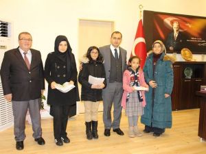 Çok kitap okuyan öğrenciler ödüllendirildi