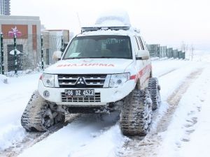 Paletli ambulanslar kar çamur dinlemiyor gidilmesi güç yerlere ulaşıyor