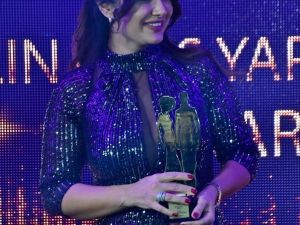 İzmirli ünlü modacı ödülünü aldı