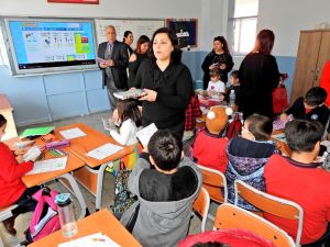 Çeşme’de miniklere yılbaşı sürprizi