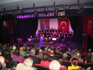 Kuşadası’nda halk müziği korosundan yeni yıla merhaba konseri