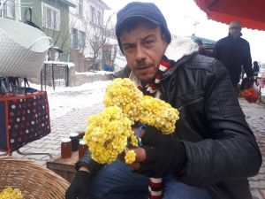 Sarı ot pazar tezgahında