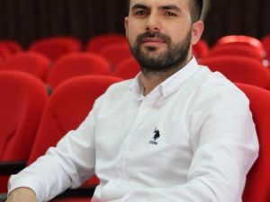 Yeni yüzyılın eğitim girişimcisi bir üniversite öğrencisi