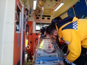 Sultan bebek uçak ambulansla umuda uçtu