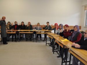 İşaret dili öğrendi, ailesine tercüman oldu