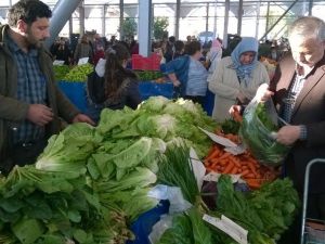 Pazarda kışlık sebze ve meyveler ilgi görüyor