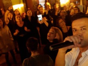 Sahnede kendisine takılan paraları yardım kuruluşlarına veriyor