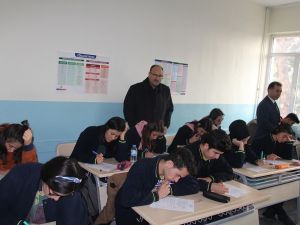 Öğrenciler gözetmensiz sınavda ter döktü