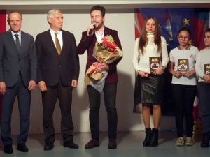 Özdemir, öğrencilerle şiir okudu