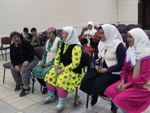 Gündüz tarla, akşam tiyatro