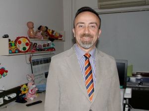 Muayene olurken çizgi film izliyorlar