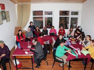 Kullanmadıkları eşyaları bez torbaya dönüştürüyorlar