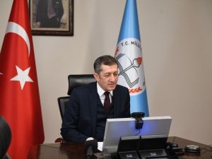 Bakan Selçuk "Hayallerinizi sınırlandırmayın" demek için video konferansla derse bağlandı