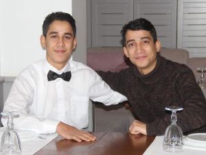 İkizi komi, kendisi ünlü