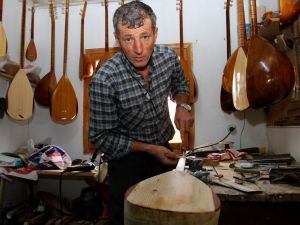 28 yıldır el emeği bağlama yapıyor