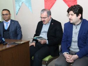 Vali, görme engelliler için kitap okudu