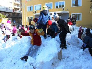 Karne hediyesi kar olunca esaret eğlenceye dönüştü