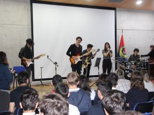 TED öğrencileri konser geliriyle okulu boyadı