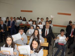 Aydın’da öğrencilerin karnelerini Vali Köşger verdi