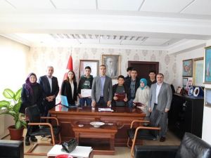 Resim yarışmasında dereceye giren öğrencileri ödüllendirdi