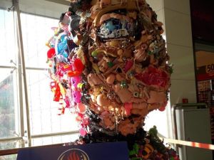 TED İzmir öğrencileri, eski oyuncaklarını sanata dönüştürüyor