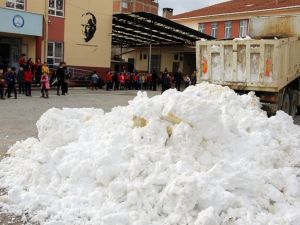 Çocuklara kamyonlarla kar getirip karne verdiler