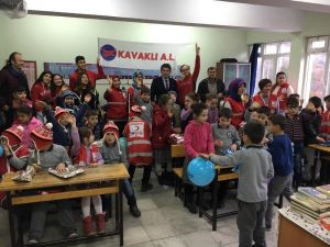Kavaklı Anadolu Lisesi’nden ’Bir Çocuk Gülerse Dünya Güler’ projesi