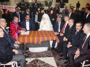 Siyaset, bürokrasi ve iş dünyası buluştu, dolarlar havada uçuştu