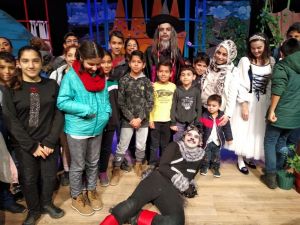 Bodrum’da çocuklar ‘Çizmeli Kedi’ye ilgi gösterdi