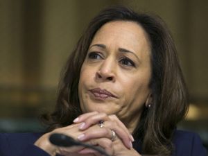 ABD Başkan Yardımcısı Harris’in basın toplantısında yaptığı hareket olay oldu