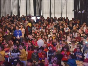 Aliağalı çocuklar, tiyatro ve sinema şöleniyle eğleniyor