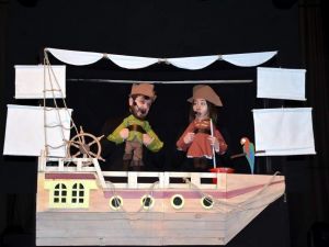 Aliağalı çocukların kukla ve sinema keyfi