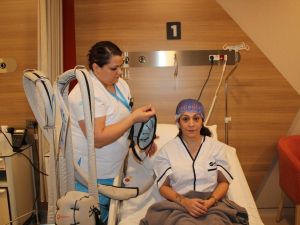 Kemoterapinin ardından buz kaskı saçı koruyor, moral veriyor