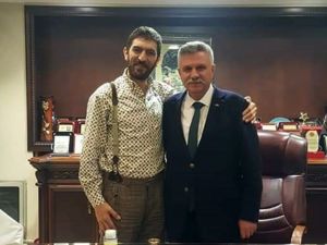 Kötü rollerin karakteri ünlü oyuncu yine şaşırtmadı