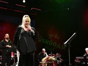 Türk müziğinin eşsiz seslerinden Özer, yeni haliyle görenleri şaşırttı