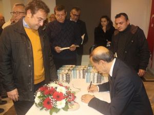 ‘Anektodlar’ için imza günü düzenlendi