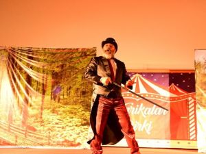 Alaşehir Belediyesi Tiyatro Okulunun ilk oyununa tam not