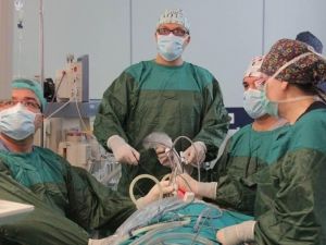 İzsiz tiroid cerrahisinde tarih yazan cerrahlar dünyaya başarısını anlatıyor