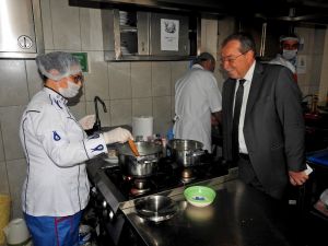 Çeşme’de çalışan aşçılar, ustalık ve kalfalık belgesi için sınava girdi