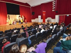 Foça’da çocuk şenliği minikleri eğlendirdi